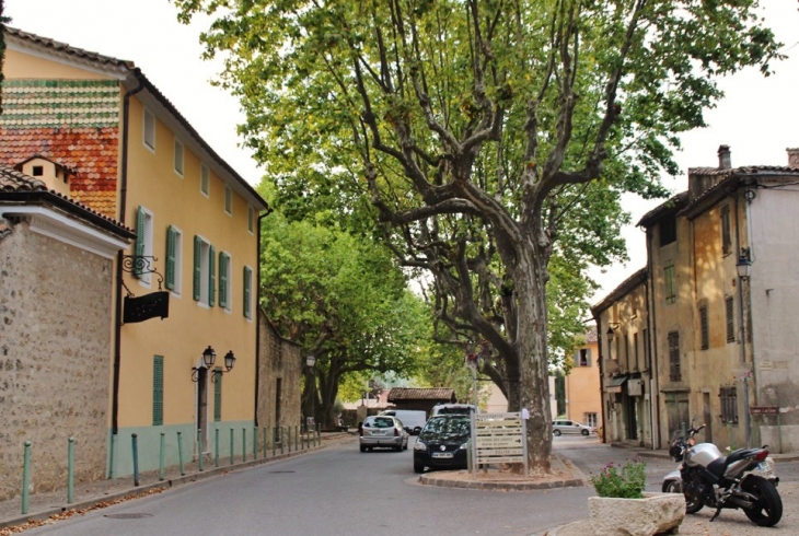 Le Village - La Celle