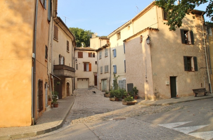 Le Village - La Celle