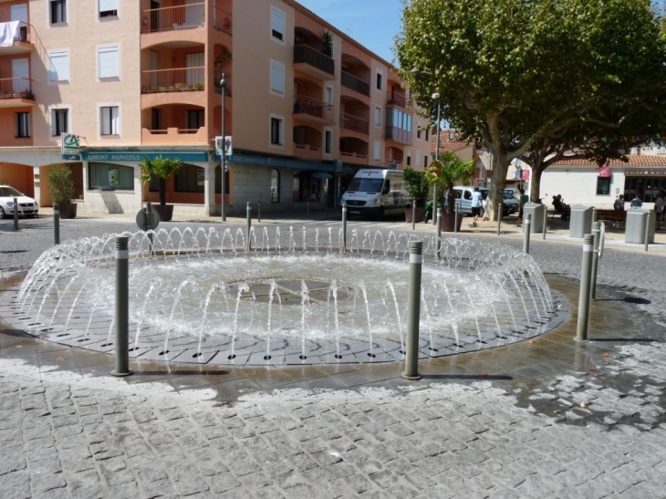 Rond point de l'hotel de ville - La Crau