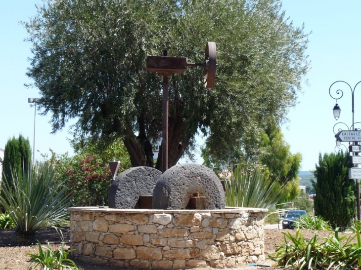 Dans le village, sur un rond point - La Farlède