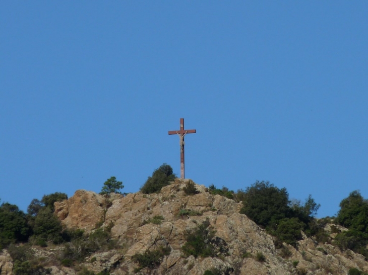 La Croix  au dessus du village - La Garde-Freinet