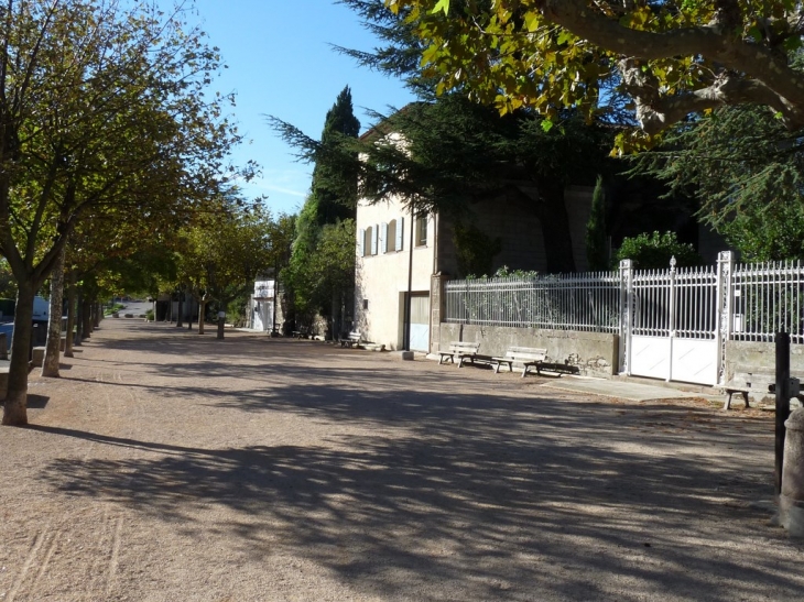 Le jeux de boules le long de l'avenue de l'Esplanade - La Garde-Freinet