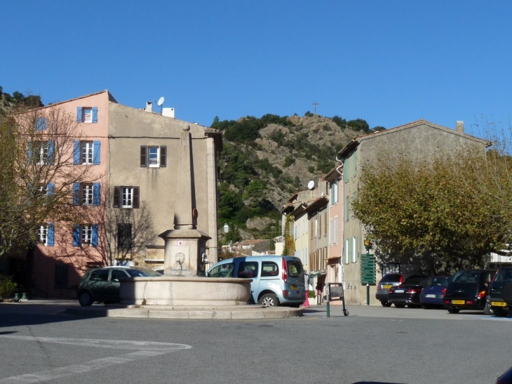 La fontaine de la Place Neuve - La Garde-Freinet