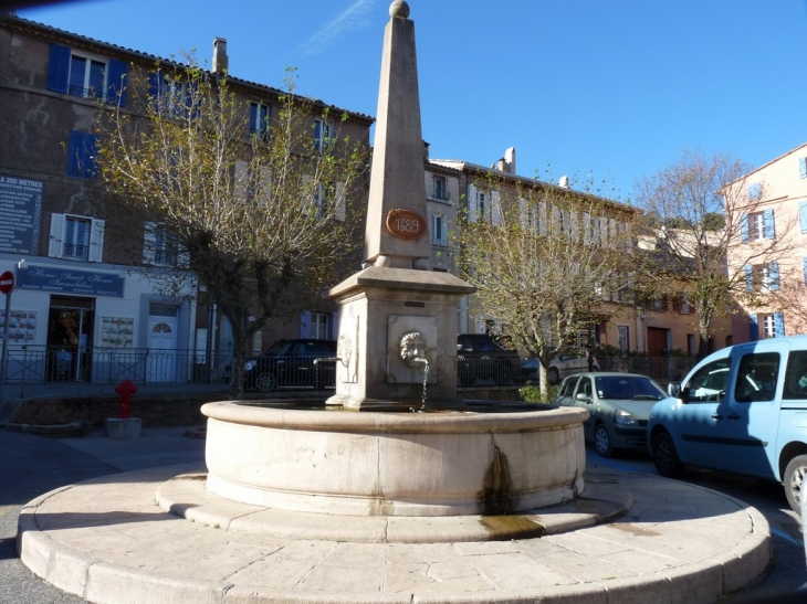 La fontaine de la Place Neuve - La Garde-Freinet