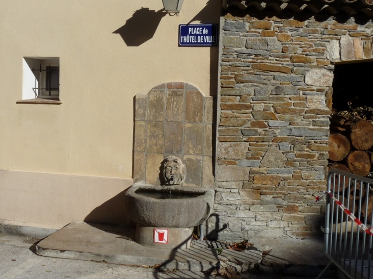 La-fontaine-place-de l'hotel de ville - La Garde-Freinet