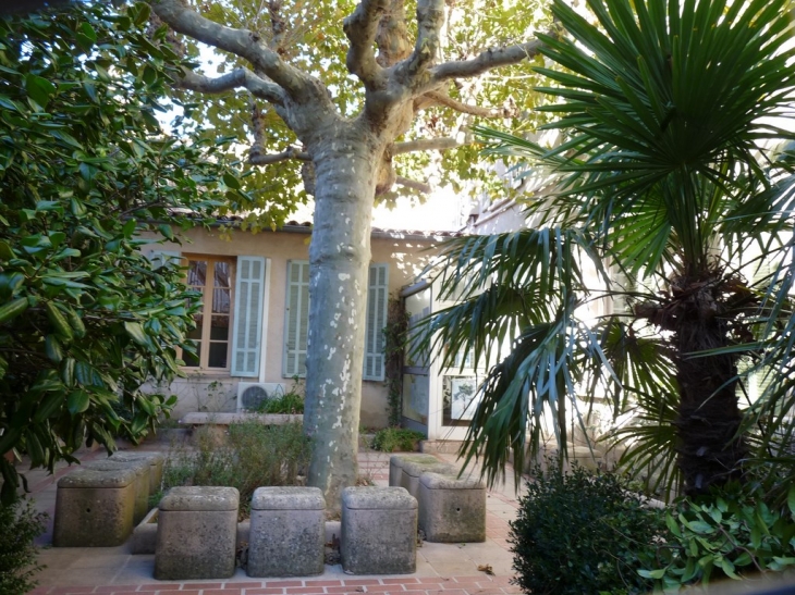 Place de l'hotel de ville - La Garde-Freinet