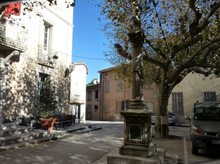 Place de l'hotel de ville - La Garde-Freinet