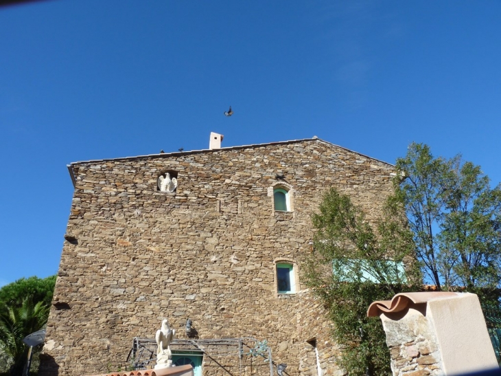 Sur la route nationale, pres de l'office de tourisme - La Garde-Freinet