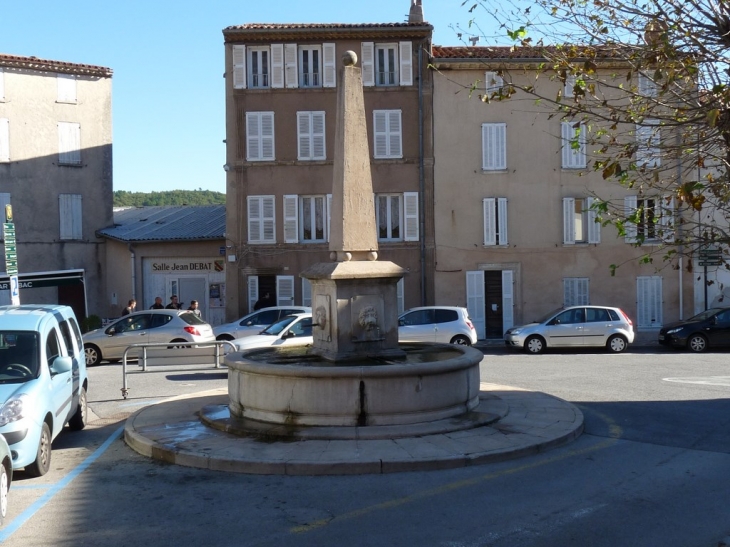 La fontaine de la Place Neuve - La Garde-Freinet