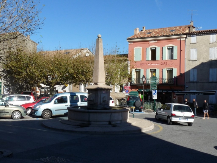 La fontaine de la Place Neuve - La Garde-Freinet