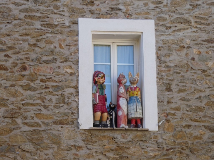 Sur la place Vieille - La Garde-Freinet