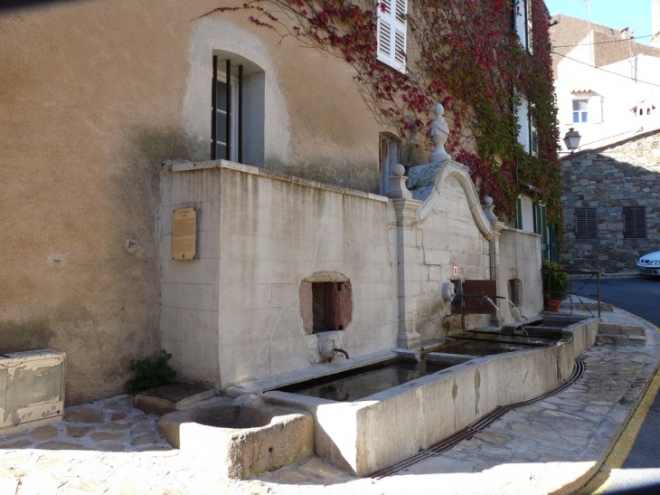 La fontaine vieille - La Garde-Freinet