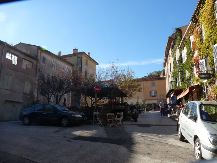 La place du marché - La Garde-Freinet