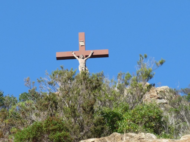 La croix surplombant le village - La Garde-Freinet