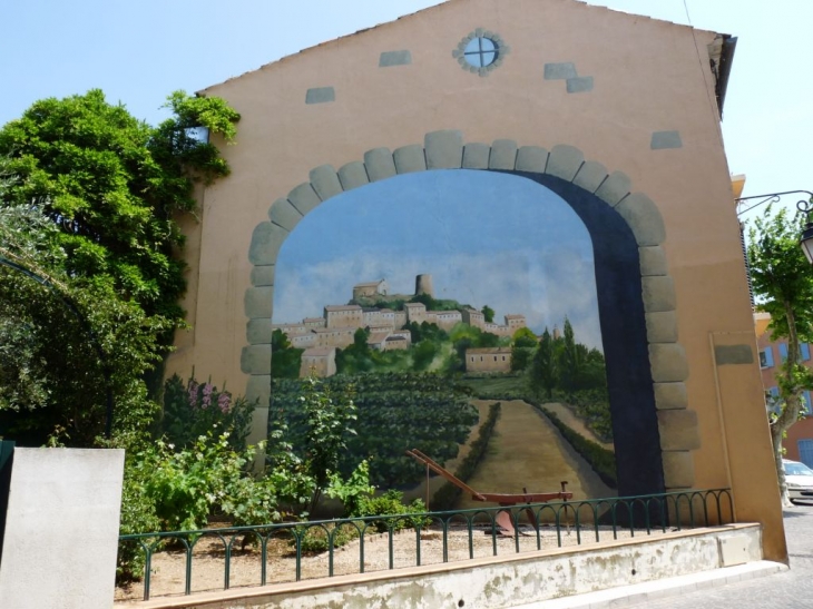 Sur le pignon d'une maison - La Garde