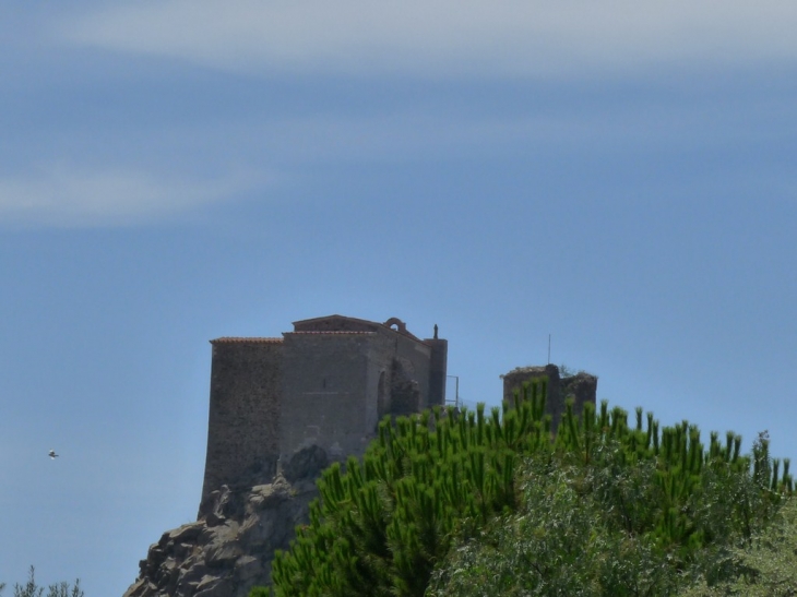 La chapelle au sommet du rocher - La Garde