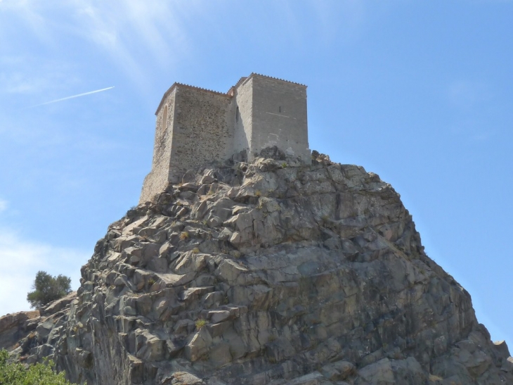 La chapelle au sommet du rocher - La Garde