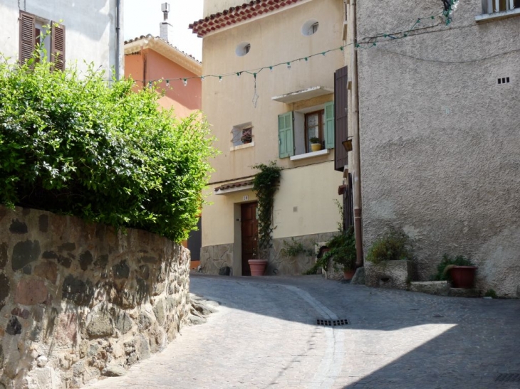 Dans le village - La Garde