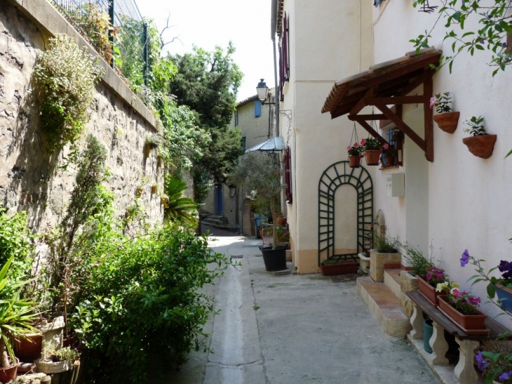 Dans le village - La Garde