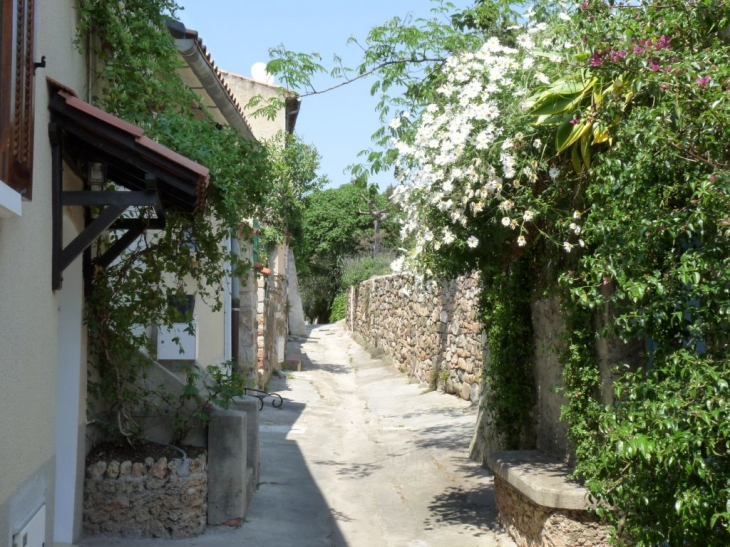 Dans le village - La Garde