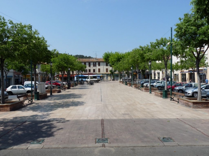 La place du village - La Garde