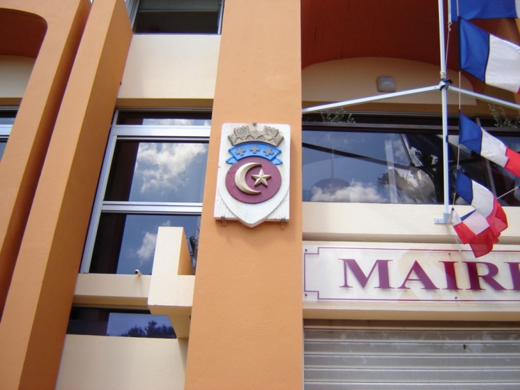 Le blason sur le mur de la mairie - La Londe-les-Maures