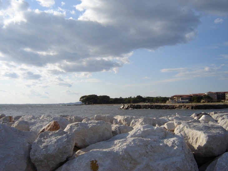 La plage des Moulières vue du port - La Londe-les-Maures