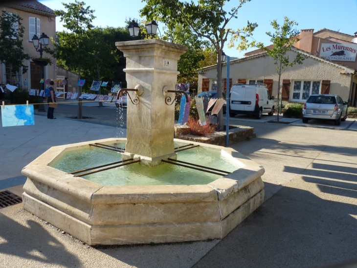 Sur la place de la mairie - La Môle