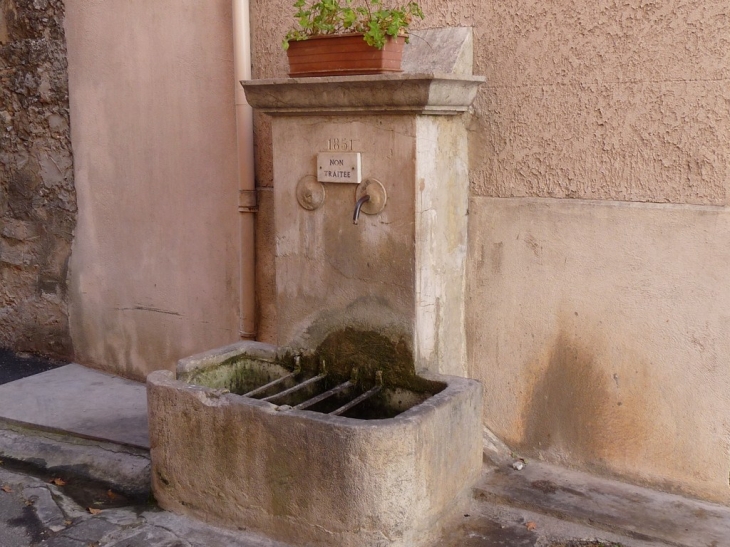 La petite fontaine - La Roquebrussanne