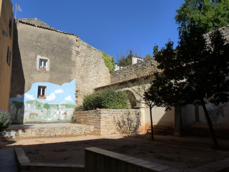 Dans le village - La Roquebrussanne