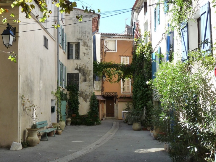 Dans le village - La Roquebrussanne