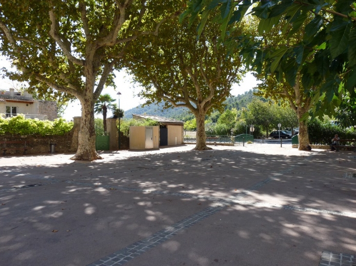 Place devant l'église - La Roquebrussanne