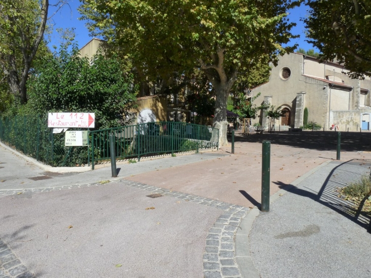 Place devant l'église - La Roquebrussanne