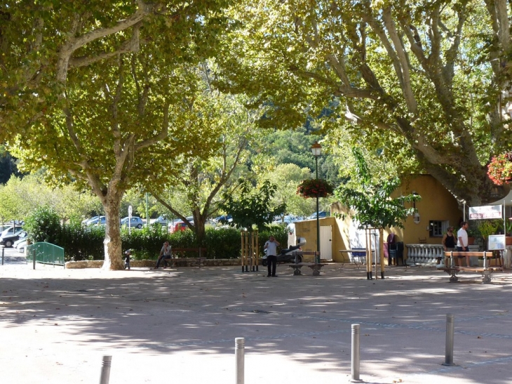 Place devant l'église - La Roquebrussanne