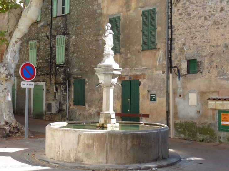 Place de la fontaine - La Roquebrussanne