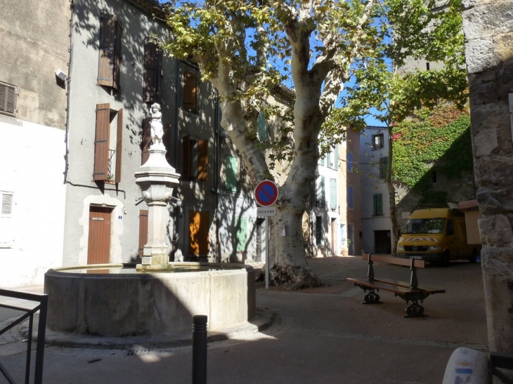 Place de la fontaine - La Roquebrussanne