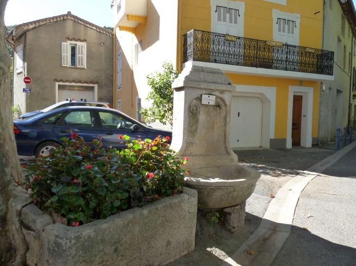 Place de l'Orbitelle - La Roquebrussanne