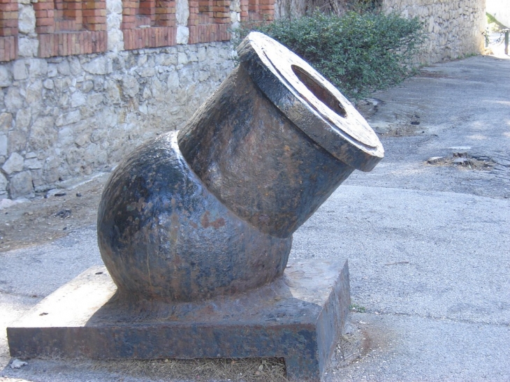 Devant le fort de Balaguier, un obusier - La Seyne-sur-Mer