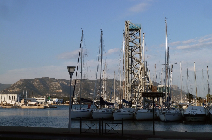 Le pont levant dans le port - La Seyne-sur-Mer