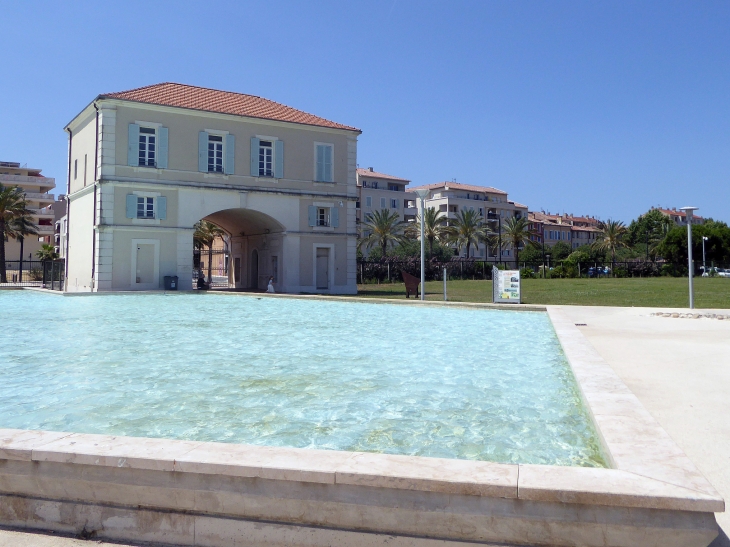 Parc de la Navale : l'entrée de l'ancien chantier naval - La Seyne-sur-Mer