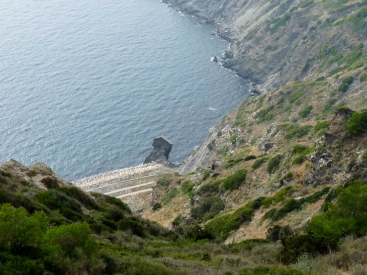 Au bas du cap Sicié la station d'épuration - La Seyne-sur-Mer