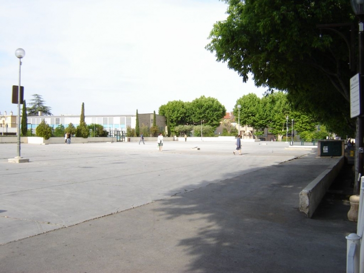 La place Général DE Gaulle - La Valette-du-Var