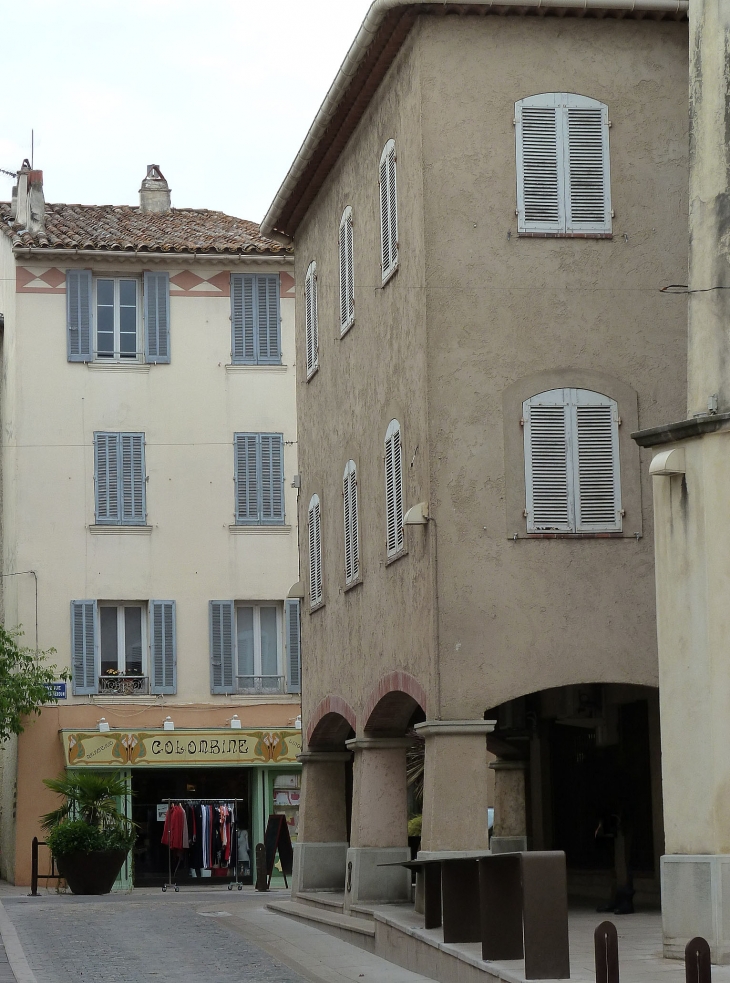 Place dans la ville ancienne - La Valette-du-Var