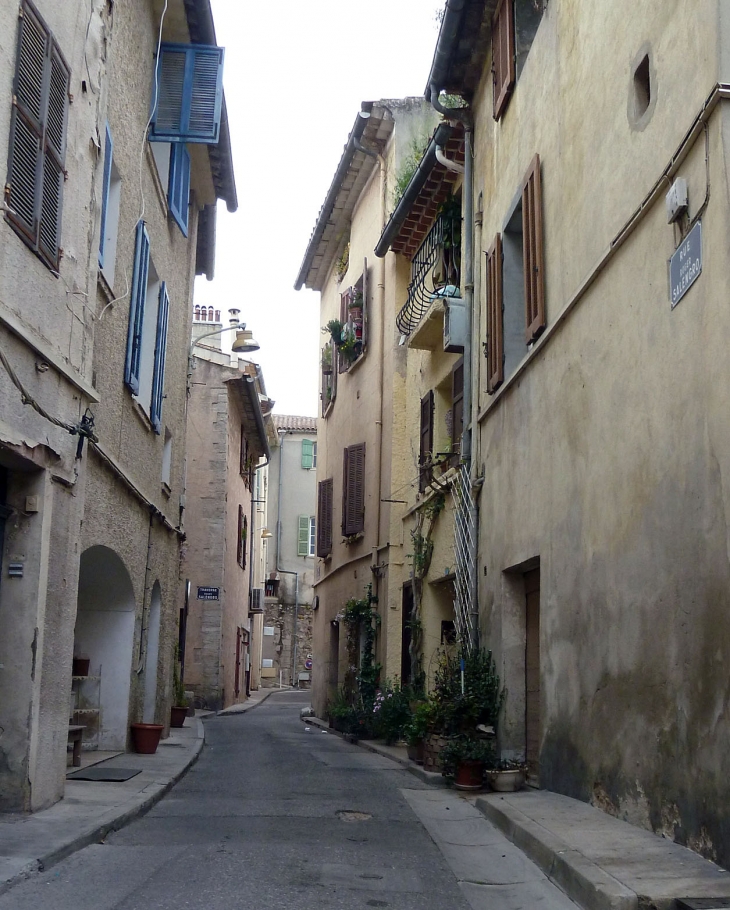 Une rue de la ville ancienne - La Valette-du-Var