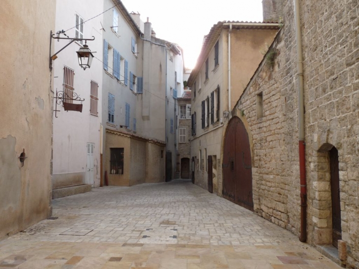 La place et rue de l'horloge - La Valette-du-Var