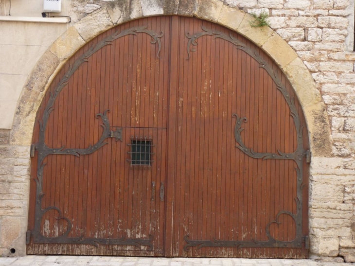 Porte ancienne , place de l'horloge - La Valette-du-Var