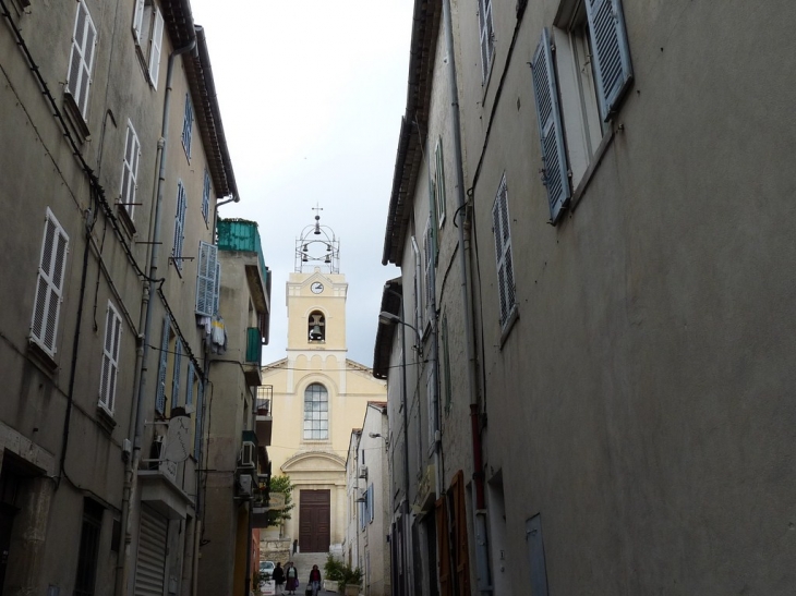 La rue Gambetta et l'église - Le Beausset