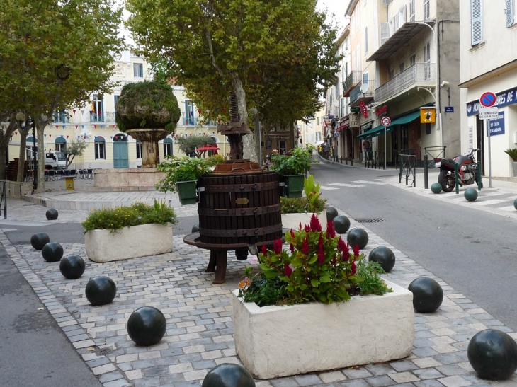 La place Jean Jaures - Le Beausset