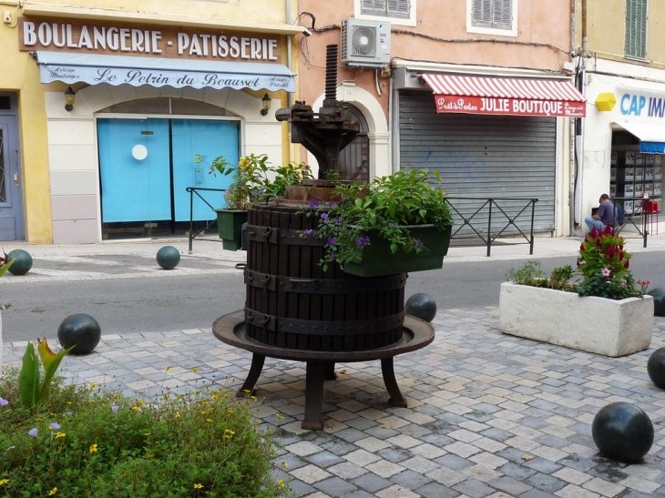 La place Jean Jaures - Le Beausset