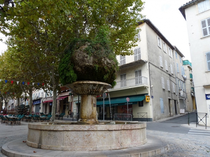 La place Jean Jaures - Le Beausset